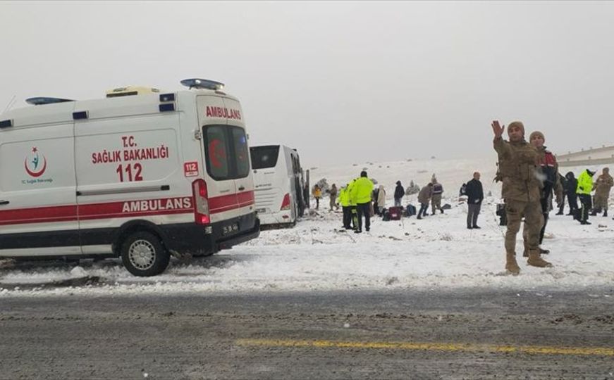 Snimak jezive nesreće u Turskoj: Ima mrtvih u lančanom sudaru dva autobusa i kamiona