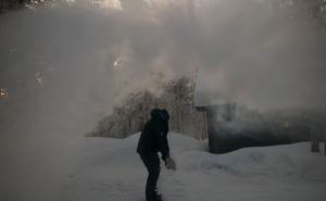 Zima u Finskoj: Pogledajte kako se kipuća voda pretvara u ledeni oblak