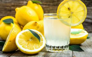 Zašto je dobro svaki dan popiti toplu vodu s limunom odmah nakon buđenja?