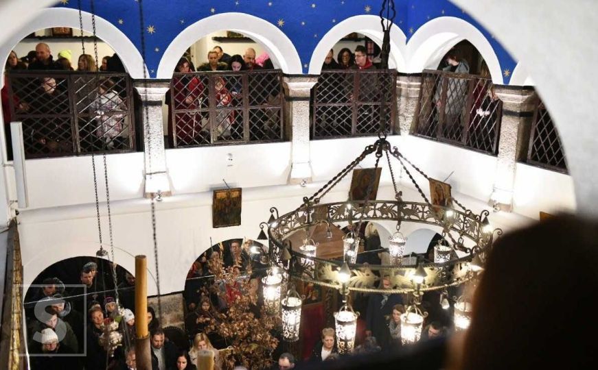 Pravoslavni vjernici proslavljaju Badnji dan: Paljenjem badnjaka čeka se Hristovo rođenje