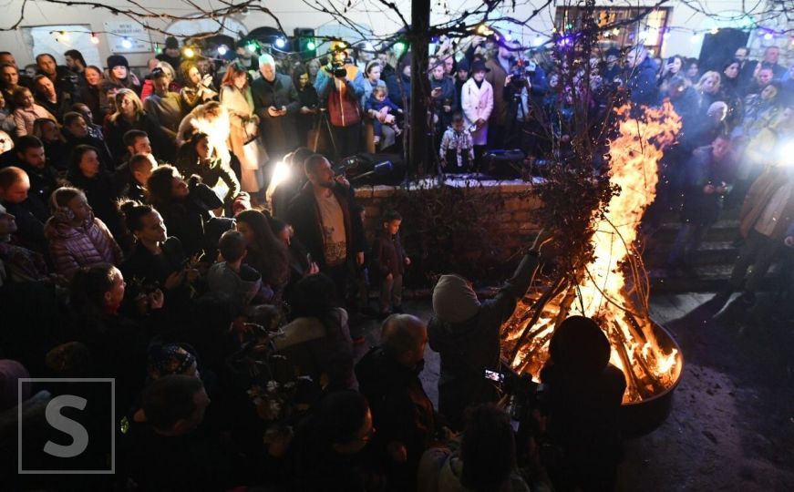 Uoči Božića: Ispred Stare pravoslavne crkve u Sarajevu vjernici zapalili badnjak