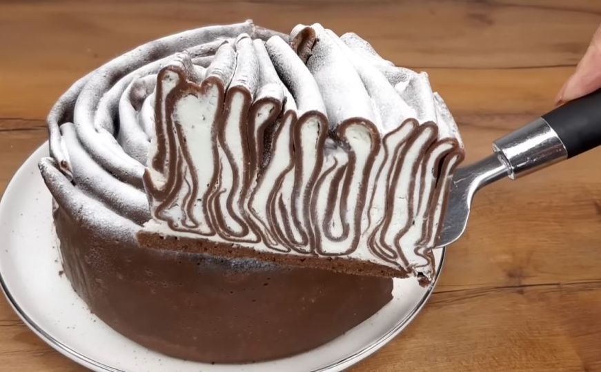 Torta od palačinaka osvojila internet: Pogledajte kako se pravi
