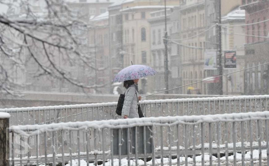 Sarajevo osvanulo pod snijegom: Pogledajte kako jutros izgleda glavni grad Bosne i Hercegovine