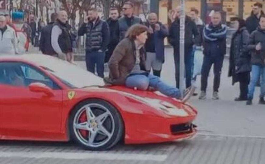 Parkirao Ferrari na pješačkom prijelazu u Novom Pazaru, žena mu se popela na haubu