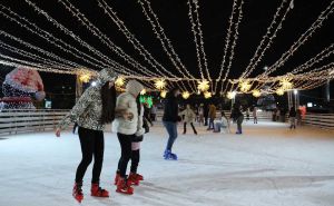 Obilazimo sarajevska klizališta: Magična noć klizanja na platou Skenderija, građani uživaju u zimi