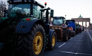 Nastavljeni veliki protesti poljoprivrednika u Njemačkoj, spremaju se lomače