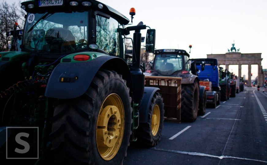 Nastavljeni veliki protesti poljoprivrednika u Njemačkoj, spremaju se lomače