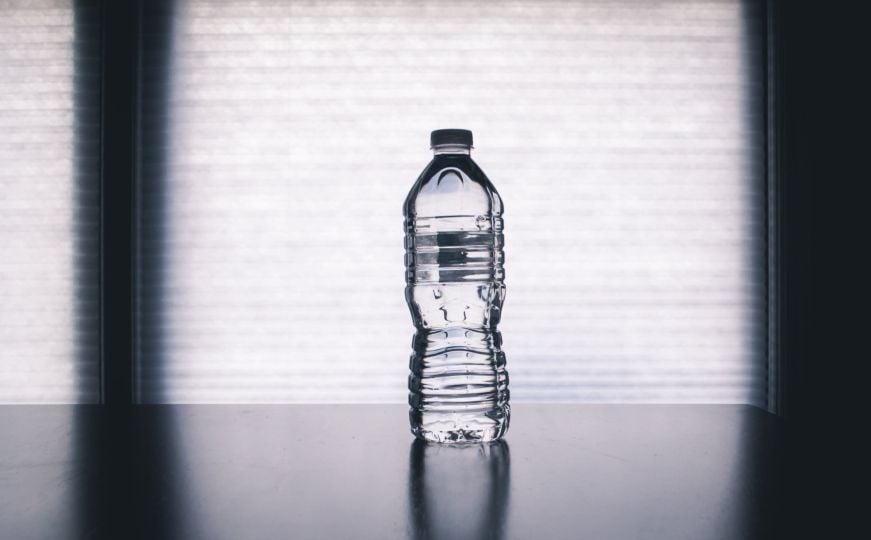 Šokantno otkriće: Pogledajte šta sve sadrži flaširana voda