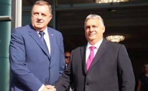 Milorad Dodik daje orden Viktoru Orbanu. Mađar nije došao da ga primi