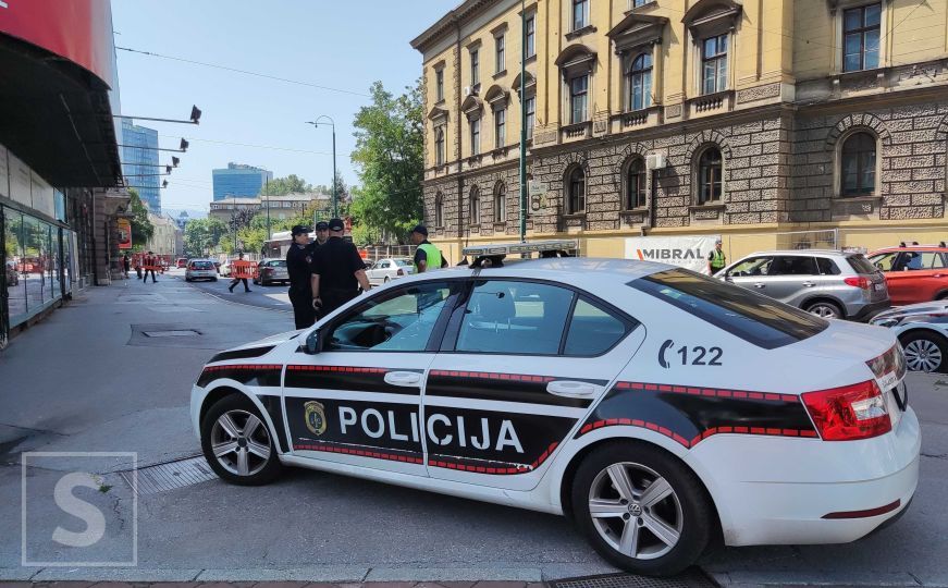 Teška nesreća u Sarajevu: Udarena pješakinja, hitno prevezena na KCUS