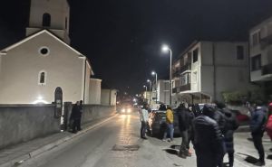 Dramatična noć u Konjicu: Protest građana zbog srpske zastave na crkvi