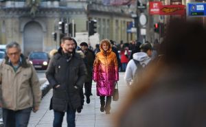 Zimski šarm gradske šetnje: Pogledajte današnje odjevne kombinacije na ulicama Sarajeva