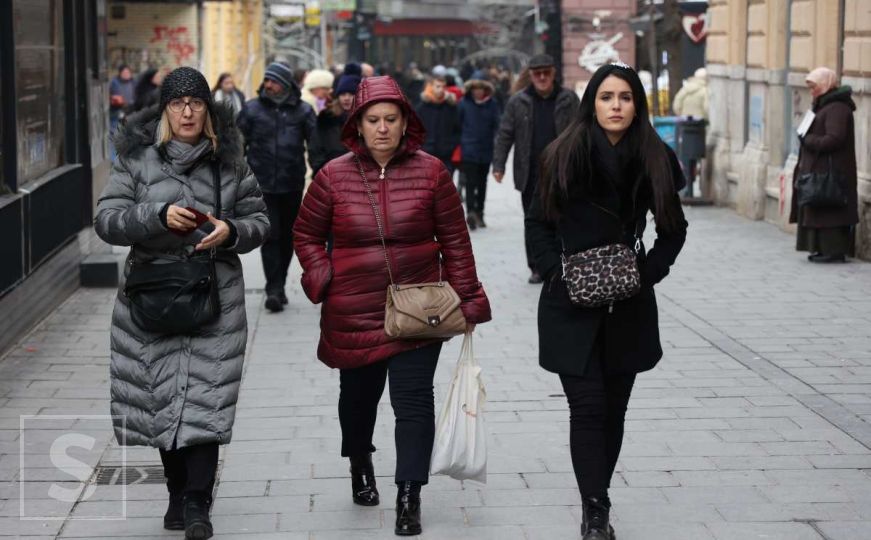 Miriše evo opet zima, snjegovi: Kaputi, džemperi, jakne i crveni nosići na sarajevskim ulicama