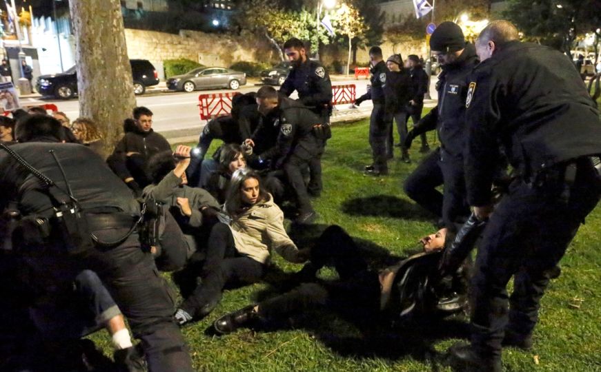 Izraelska policija tukla jevrejske aktiviste koji su protestvovali u Jerusalemu protiv rata u Gazi