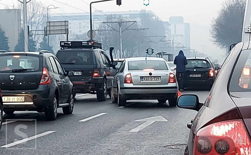 Udes na glavnoj saobraćajnici u Sarajevu: Policija na terenu, formirane gužve u saobraćaju