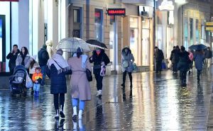 Večernja šetnja: Ni kiša nije spriječila Sarajke i Sarajlije da prošetaju gradom