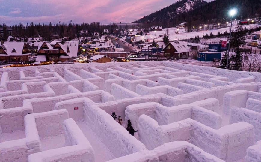 Zimska bajka u Poljskoj: Najveći labirint na svijetu i masivne snježne skulpture