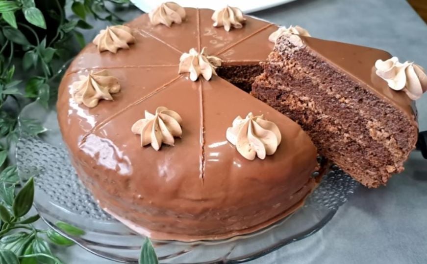 Starinski recept za sočni klasik: Torta iz šerpe od oraha i čokolade