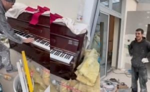 Ponovo viralan video: Majstori iz BiH renovirali stan u Sloveniji, naišli na klavir i napravili show