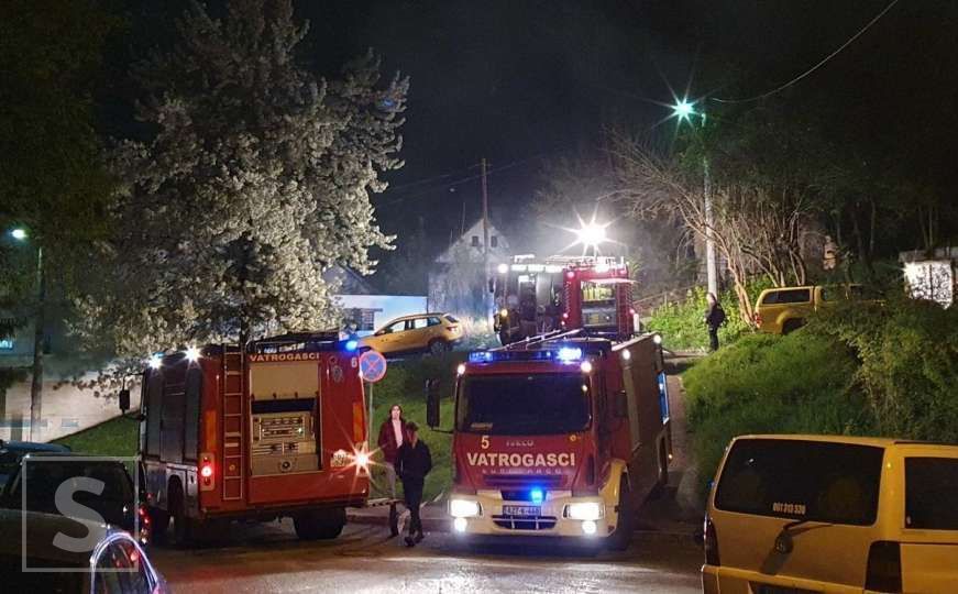 Požar u Sarajevu: Gori kuća, vatrogasci na terenu