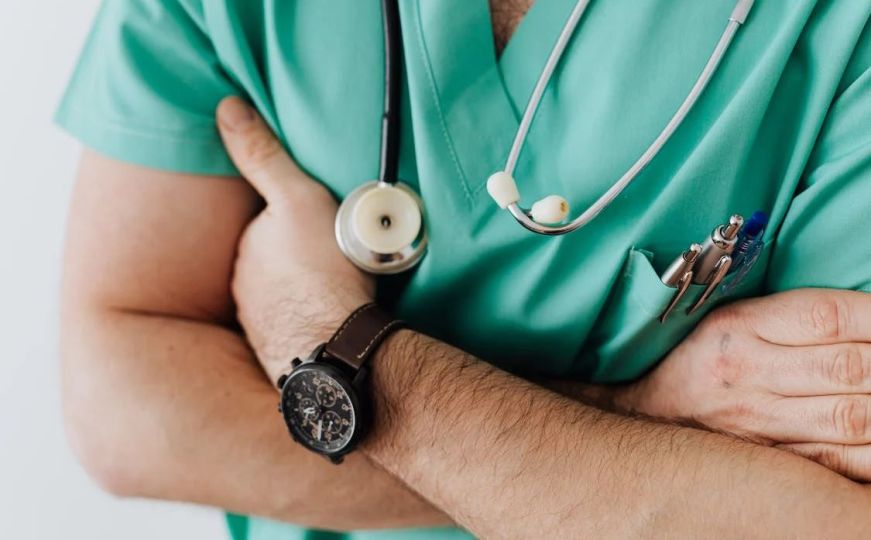 Doktor postao viralan na TikToku: Odlučio na neobičan način u bolnici proslaviti odlazak u penziju