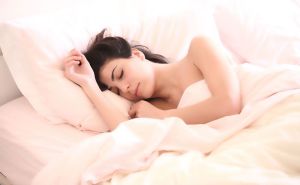Spavate li vi ovako: Ovaj položaj spavanja potiče nastanak bora i ubrzava starenje