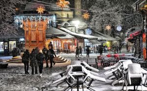 Čarobna i snježna noć: Građani uprkos velikoj hladnoći šetaju ulicama Sarajeva