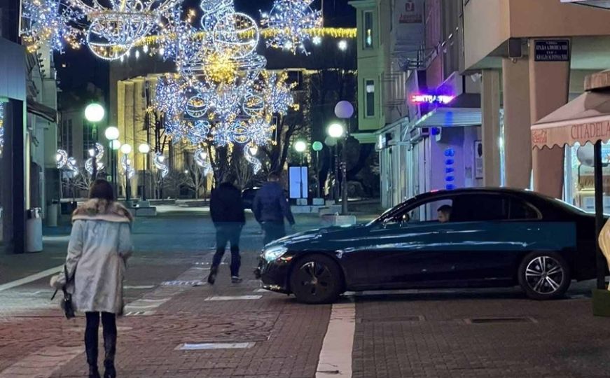 Novi slučaj bahate vožnje u BiH: Prošao automobilom kroz pješačku zonu u centru grada