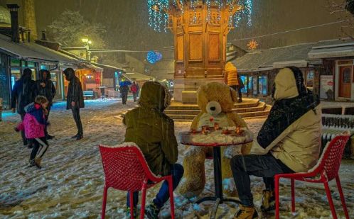 Snježna idila na Baščaršiji: Neobičan 'gost' došao na kafu