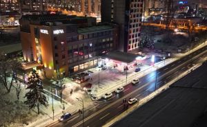 U toku evakuacija gostiju i zaposlenih iz sarajevskog hotela: Vatrogasci i policija na terenu