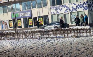 Saobraćajna nesreća u Sarajevu: Automobil izletio s glavne saobraćajnice