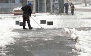 Zimska služba KJKP "Rad": 46 vozila na terenu, 100 radnika ručno čisti pješačke prostore