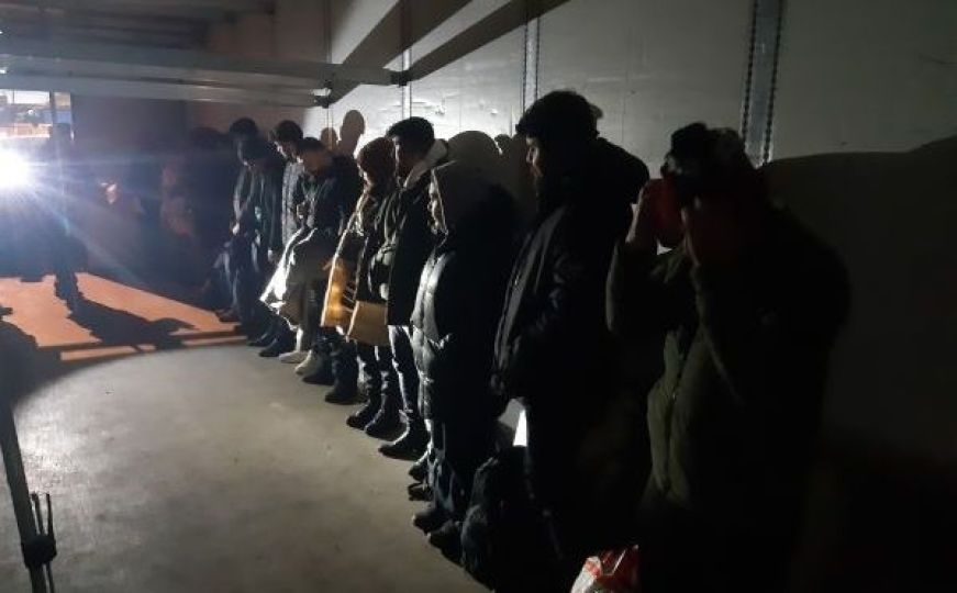 Granična policija BiH spriječila krijumčarenje migranata: U teretnom vozilu pronađeno 27 osoba