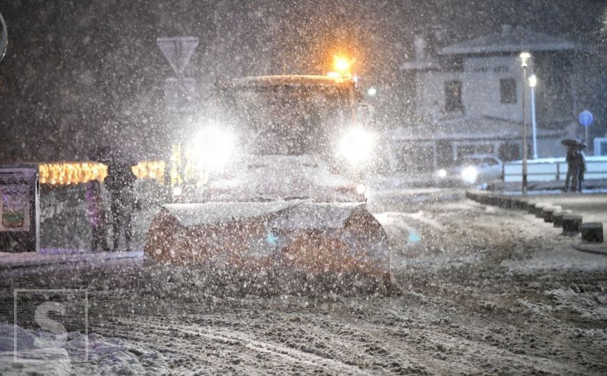 Vozači, budite maksimalno oprezni: Zbog snijega usporen saobraćaj na ovim cestama