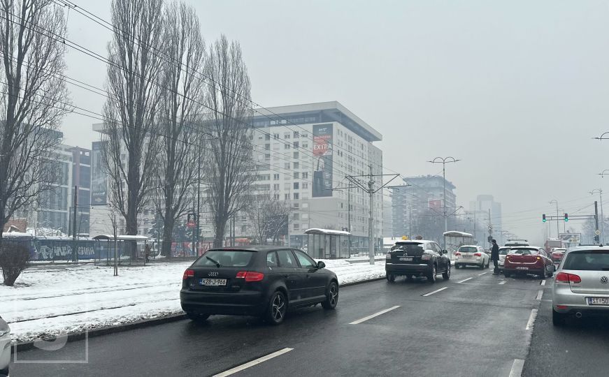 Udes tri automobila u Sarajevu, nastale ogromne gužve