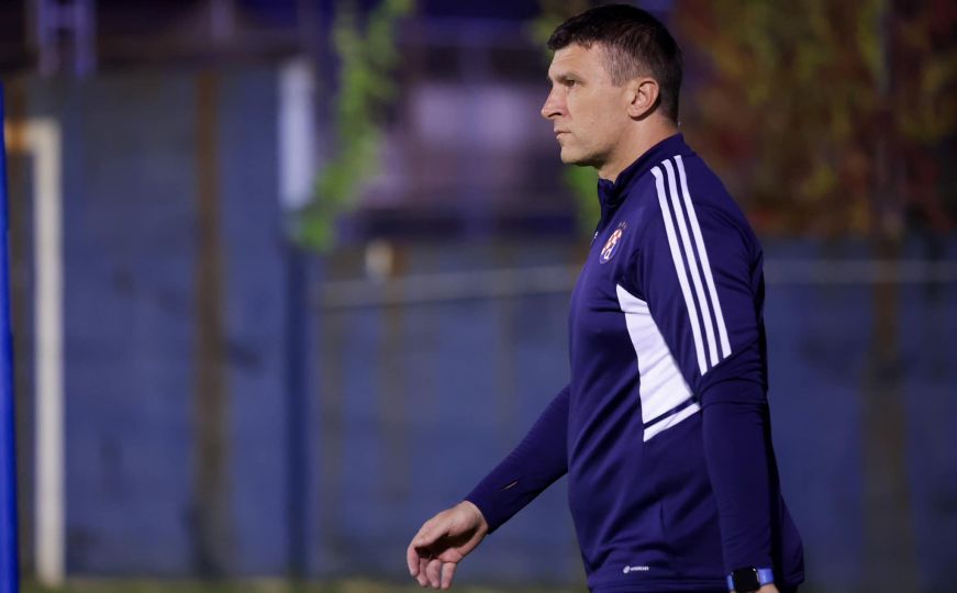 Bijesni navijači Dinama grudvama gađali klupu svog tima i trenera Sergeja Jakirovića