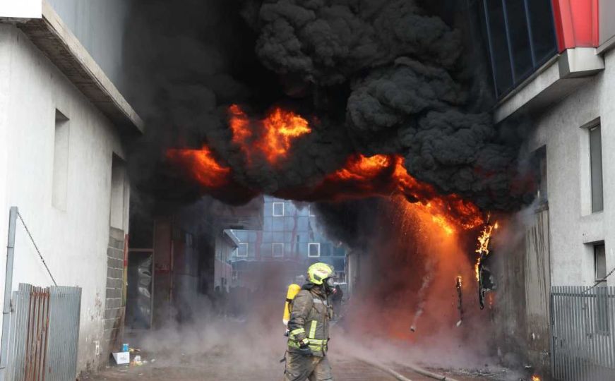 Jezive scene u Sarajevu: Vatra guta objekat na pijaci Heco