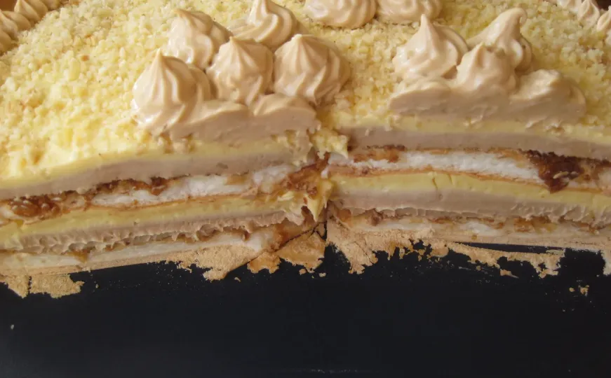 Kremasta torta bez brašna: Oduševit će vas nježnim korama i bogatim preljevom s mnoštvom oraha