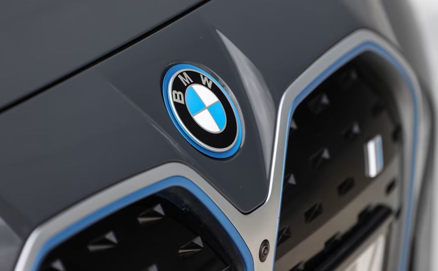 BMW ulazi u utrku s Teslom