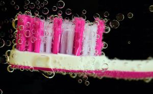 Cijeli život radite pogrešno: Ovo su navodno dva najbolja načina da očistite četkicu za zube