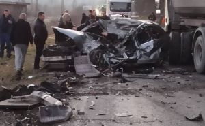 Teška nesreća na M-17: Saobraćaj obustavljen, Hitna izvlači povrijeđene iz smrskanih automobila