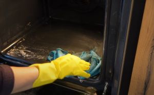 Savršen trik za čišćenje staklenih vrata pećnice: Ne morate ih skidati, samo uradite ovo