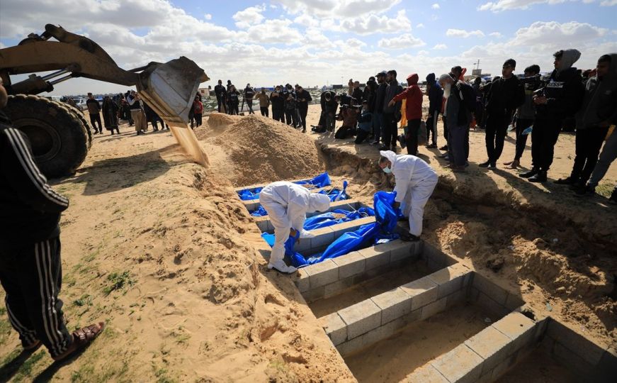 Uznemirujuću prizori: Tijela 100 Palestinaca koje je Izrael predao, pokopana u masovnoj grobnici