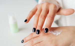 Zaboravite na 'suptilne' boje lakova za nokte: Novi trend je gothic manikura