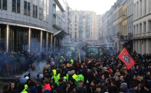 Poljoprivrednici blokirali Bruxelles pred samit Europske unije