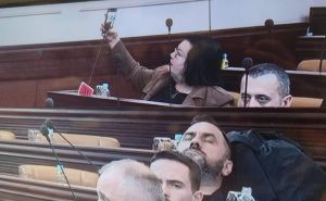 Sjednica Skupštine u Banjoj Luci: Umjesto dogovora oko rebalansa budžeta, 'sijevali' selfiji