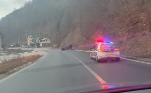 Nesreća u blizini Sarajeva: Automobil se prevrnuo i završio na krovu