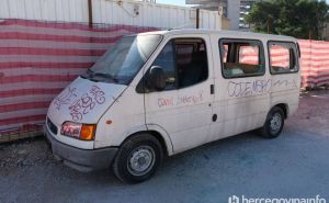 Građani u strahu: Kombi osuđenog pedofila parkiran u blizini policije, još se kreće po Mostaru