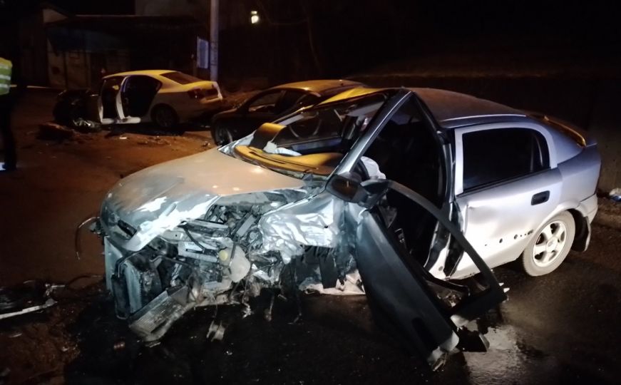 Stravična saobraćajna nesreća kod Gračanice: Smrskana vozila, ima povrijeđenih