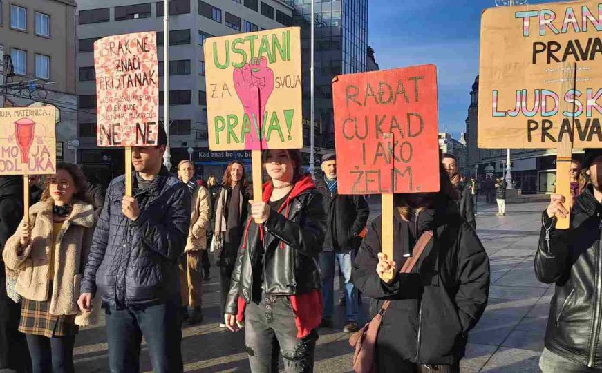 Molitelji ogradili dio Trga bana Jelačića samo za muškarce: Kontraprotestanti - 'Patrijarhat ubija'